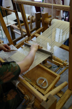 “一寸缂丝一寸金”的缂丝和织丝机图片素材免费下载