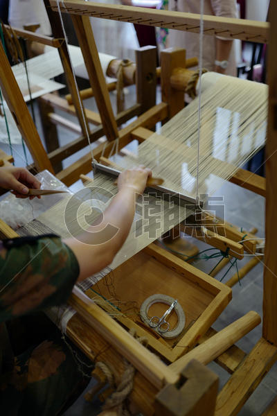 “一寸缂丝一寸金”的缂丝和织丝机图片素材免费下载