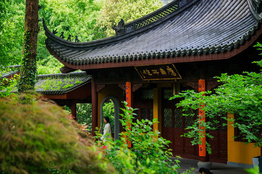 绿荫中的杭州灵隐寺寺庙图片素材免费下载