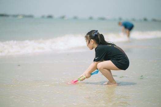 海边玩水的小女孩图片素材免费下载