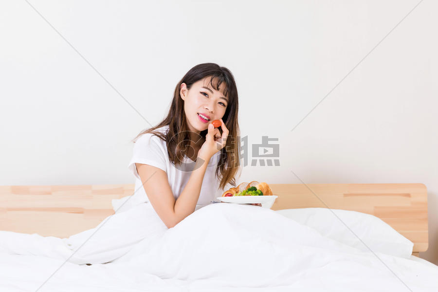 在床上吃早餐的女孩图片素材免费下载