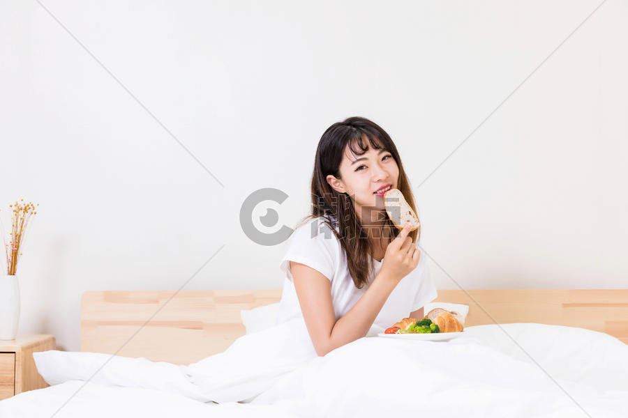 在床上吃早餐的女孩图片素材免费下载