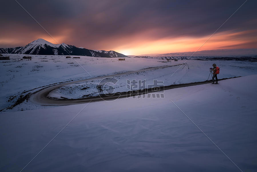 天山下的雪景图片素材免费下载