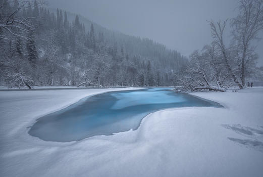 雪山中的蓝色湖泊图片素材免费下载