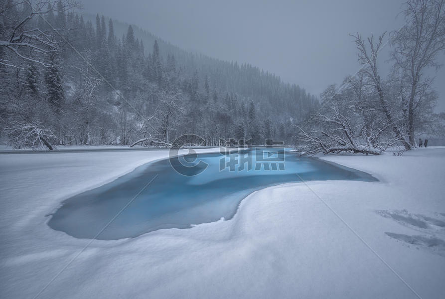 雪山中的蓝色湖泊图片素材免费下载