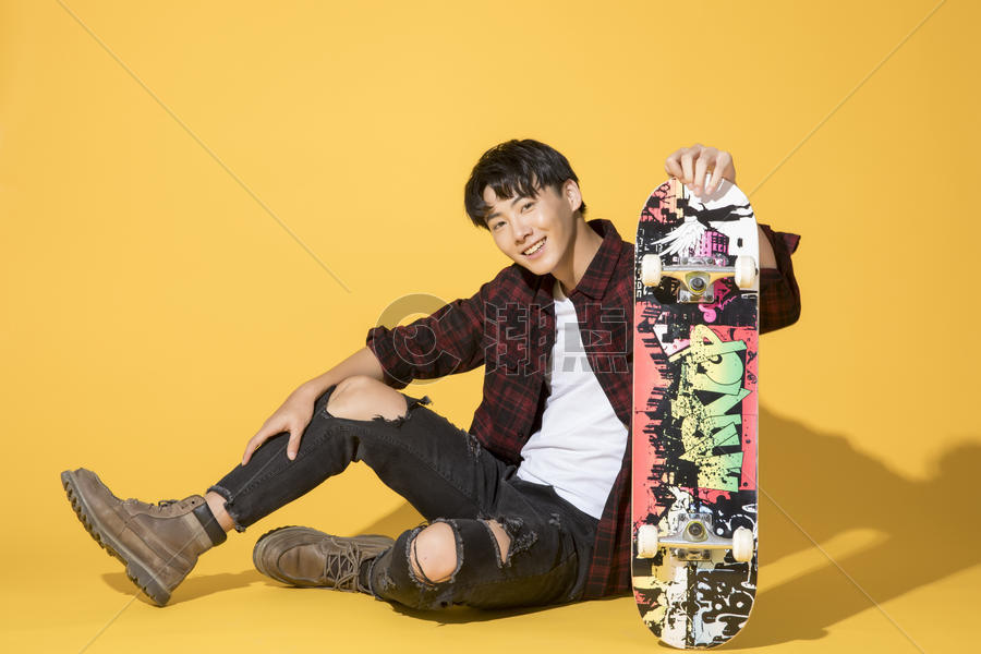 青年男性滑板图片素材免费下载