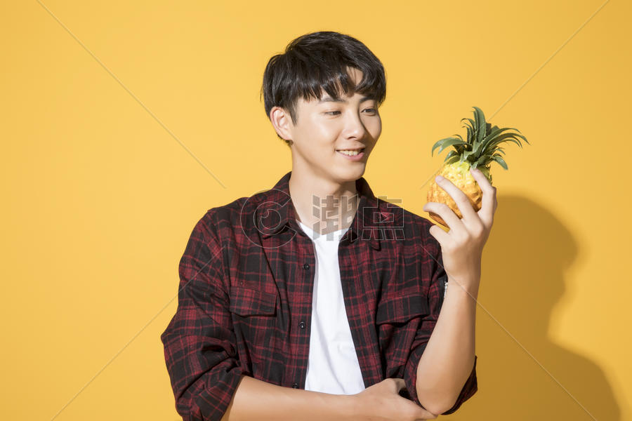 青年男性菠萝图片素材免费下载