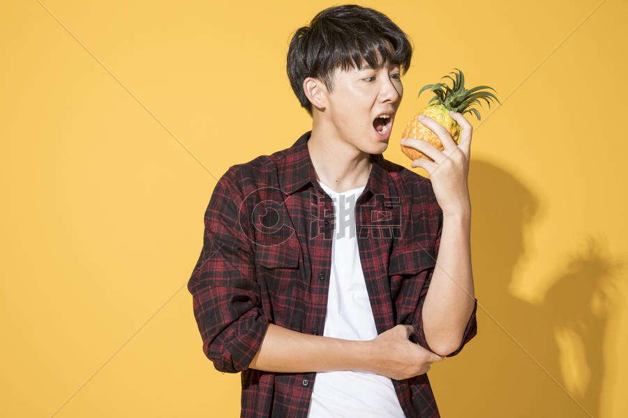 青年男性菠萝图片素材免费下载