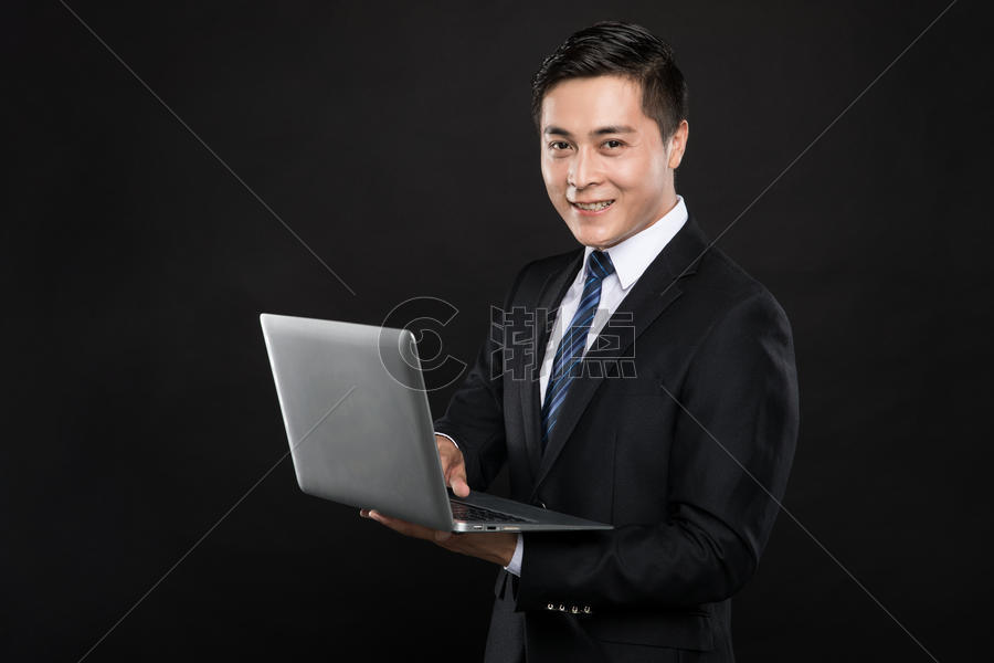 商务男性使用电脑图片素材免费下载