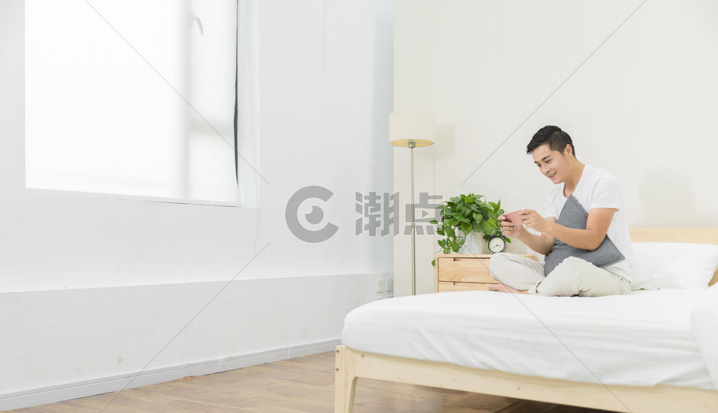 卧室居家男性图片素材免费下载