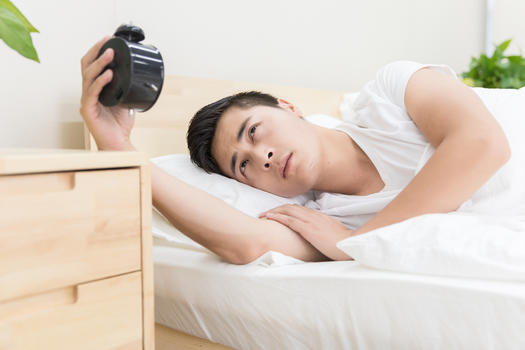 男性睡觉被闹钟吵醒图片素材免费下载