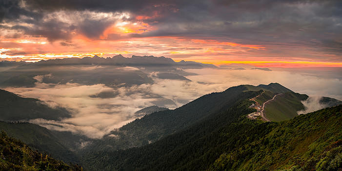 达瓦更扎山顶云海日出全景图片素材免费下载