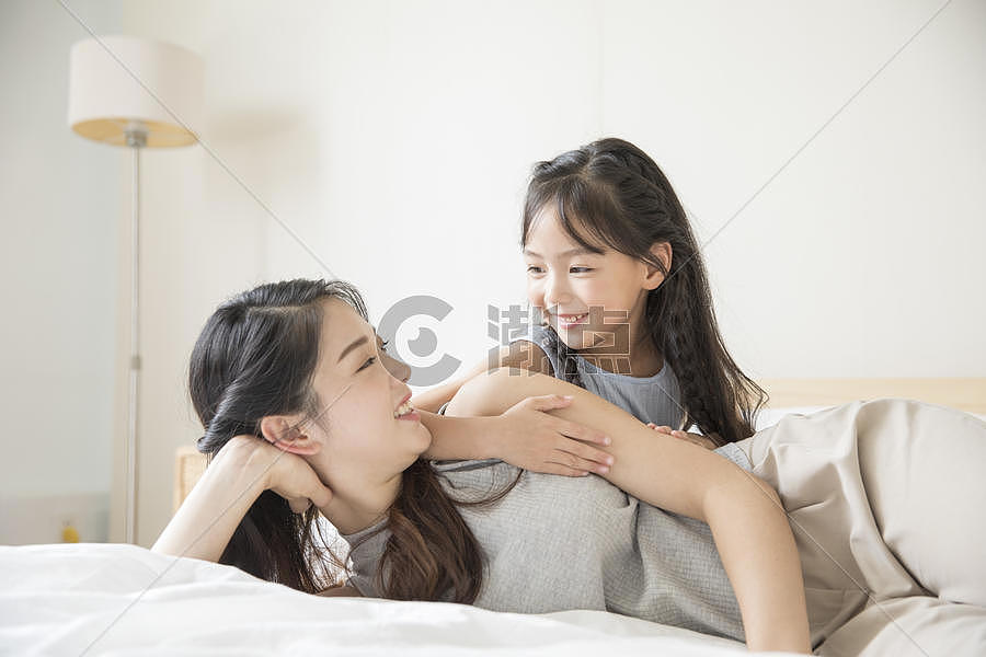 女孩和母亲图片素材免费下载