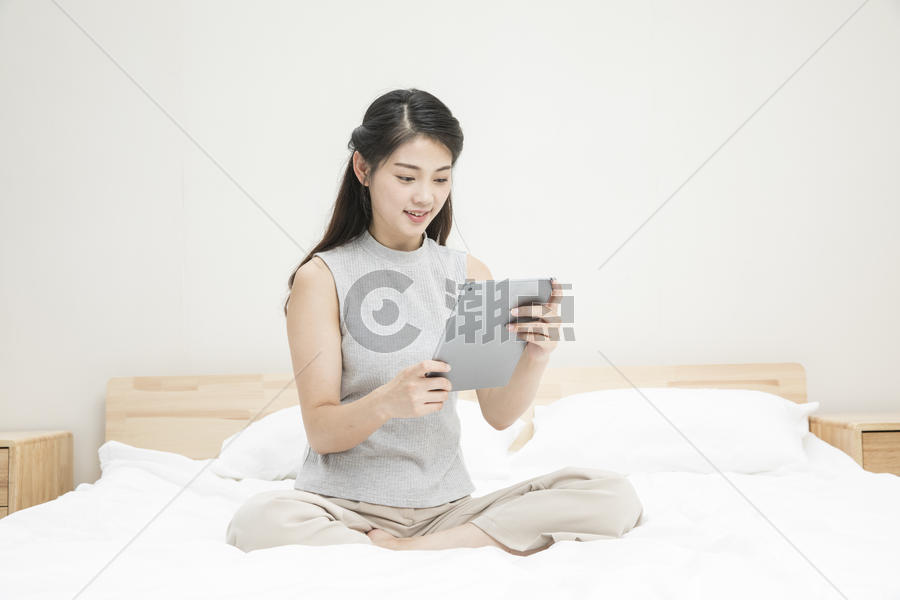 玩平板电脑的女孩图片素材免费下载