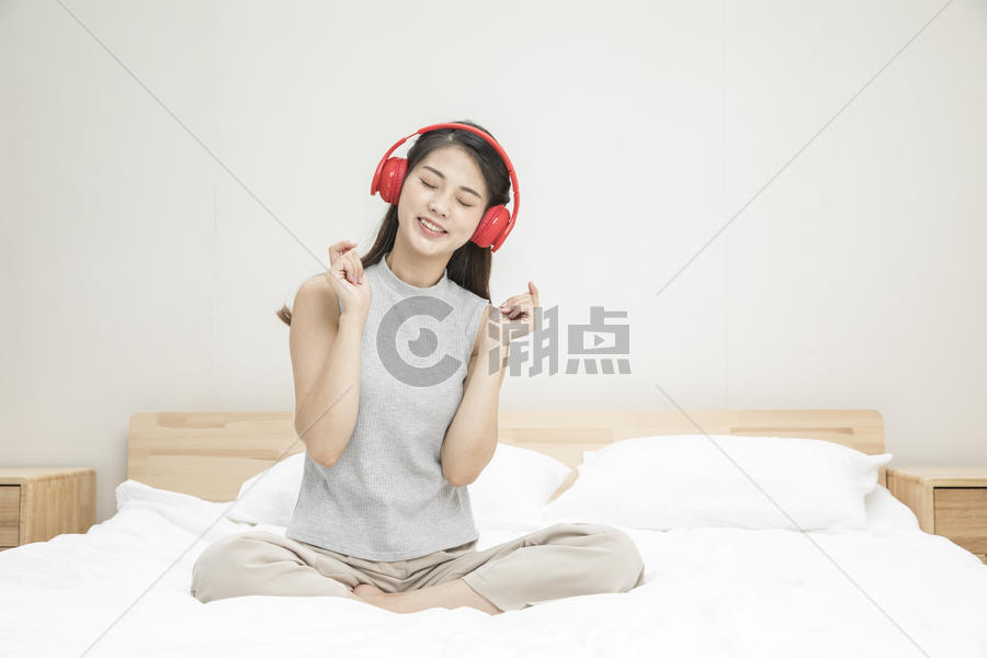 戴耳机听音乐的女孩图片素材免费下载
