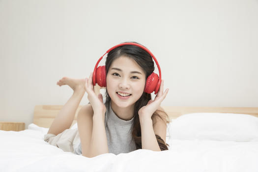 戴耳机听音乐的女孩图片素材免费下载