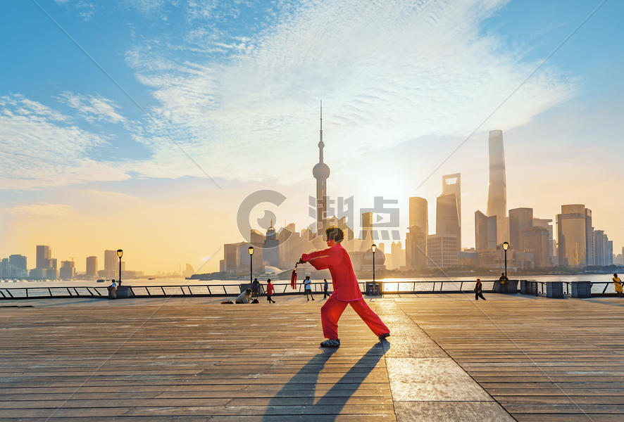 上海外滩晨练的人图片素材免费下载