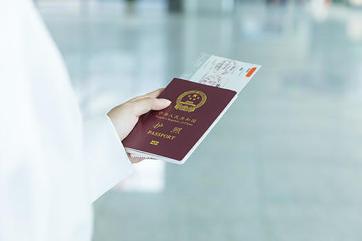 拿在手里的护照图片素材免费下载