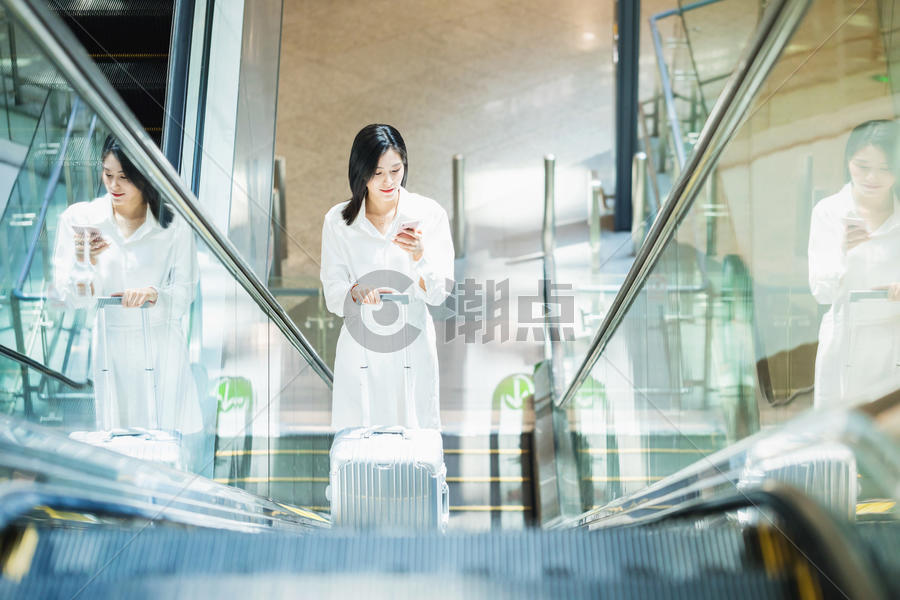 坐扶梯的商务女性图片素材免费下载