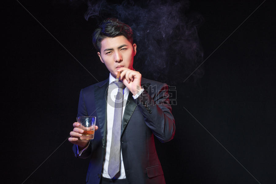 商务男士雪茄喝酒图片素材免费下载