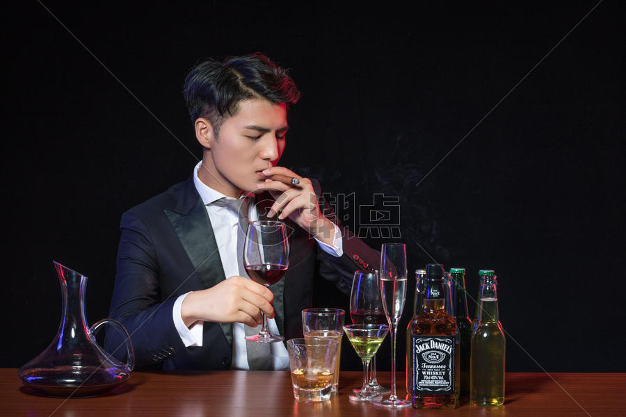 商务男士酒吧喝酒图片素材免费下载