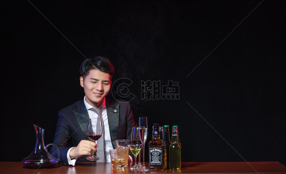 商务男士酒吧喝酒图片素材免费下载