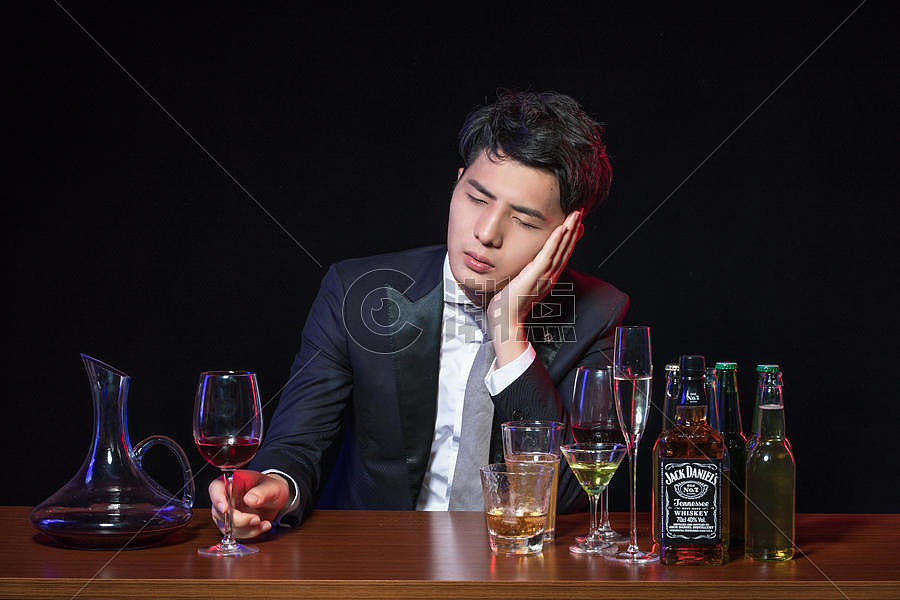 男士喝酒醉酒摄影图6720*4480图片素材免费下载-编号867089-潮点视频