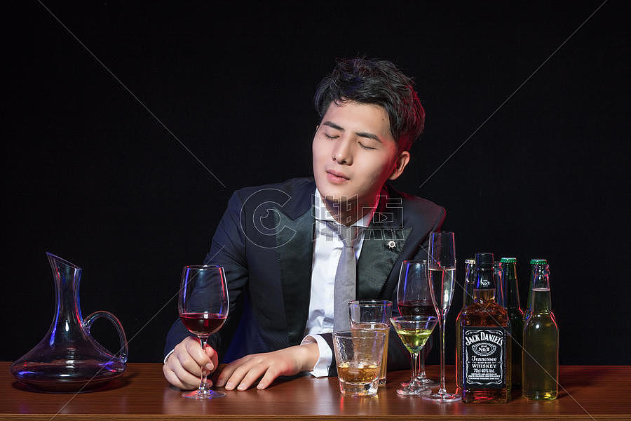男士喝酒醉酒摄影图6720*4480图片素材免费下载-编号867090-潮点视频