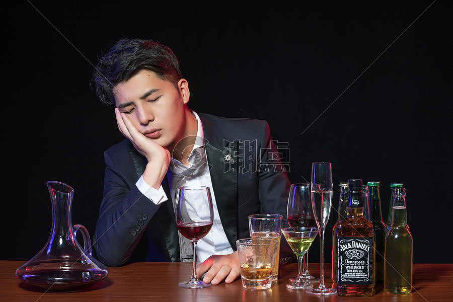 男士喝酒醉酒摄影图6720*4480图片素材免费下载-编号867096-潮点视频