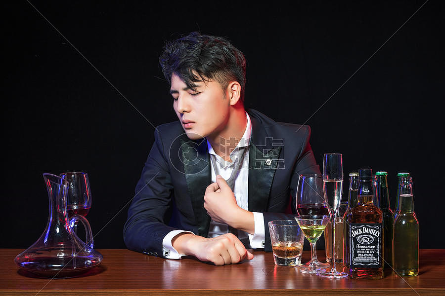 男士喝酒醉酒摄影图6720*4480图片素材免费下载-编号867100-潮点视频