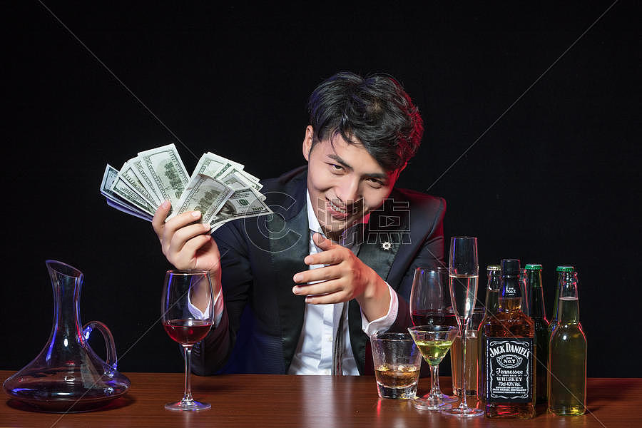商务男士金融喝酒图片素材免费下载