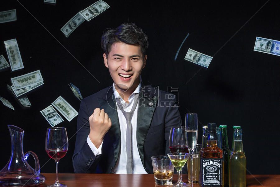 商务男士金融喝酒图片素材免费下载