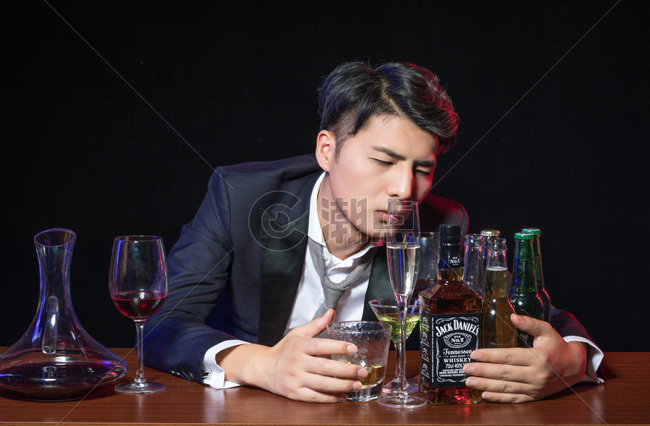 男士喝酒醉酒图片素材免费下载