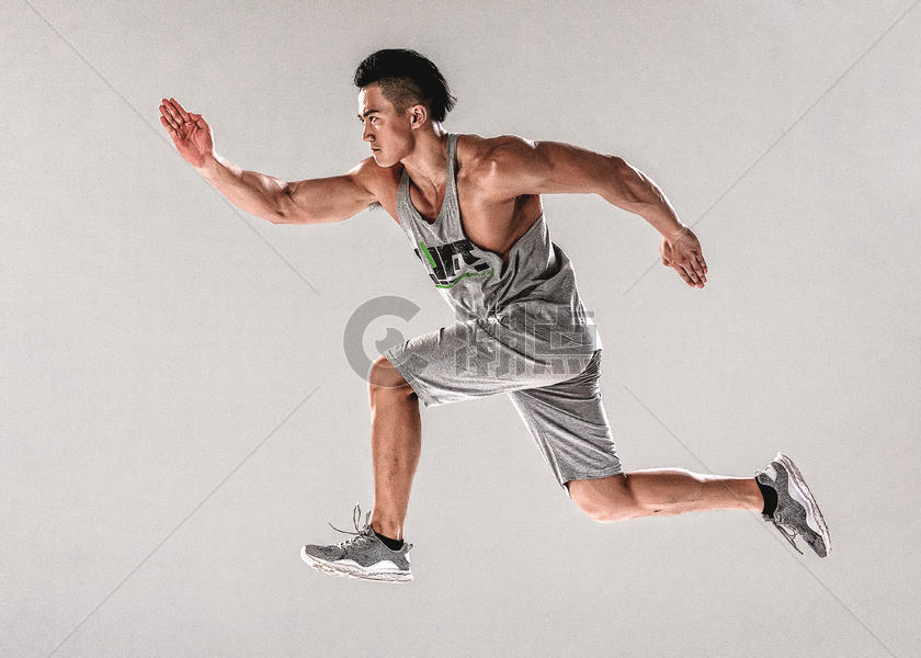 男人跑步跳跃动作图片素材免费下载