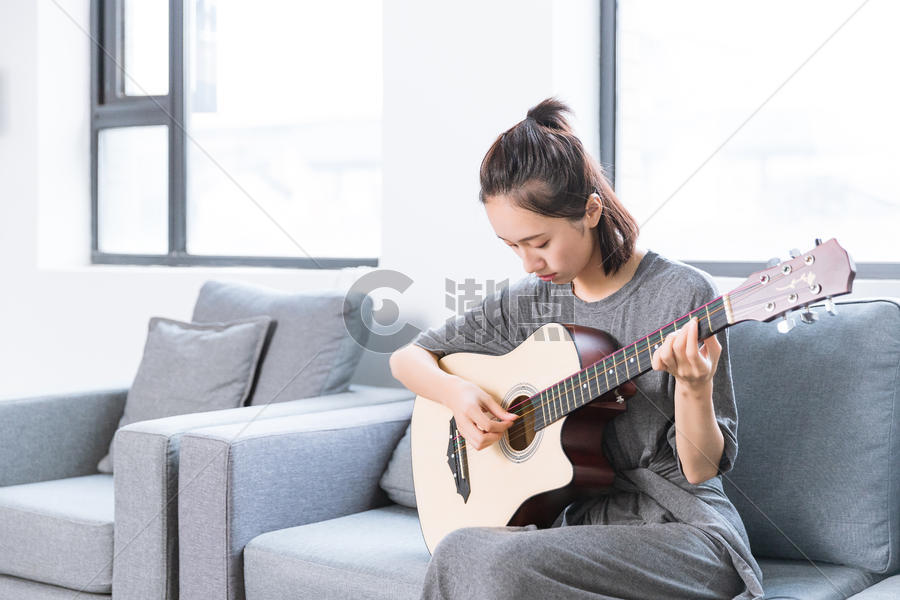 文艺青年沙发上弹吉他图片素材免费下载