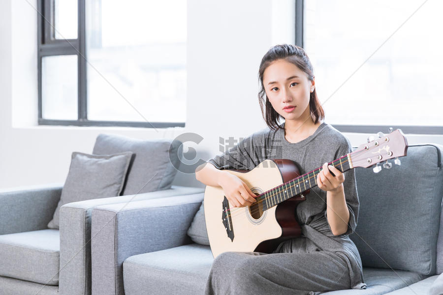 文艺青年沙发上弹吉他图片素材免费下载