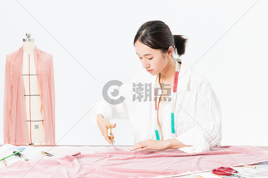 女设计师服装裁剪摄影图6240*4160图片素材免费下载-编号867503-潮点视频