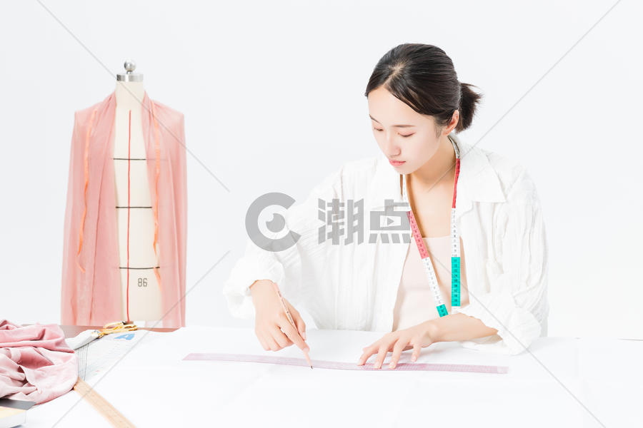 女设计师服装打板图片素材免费下载