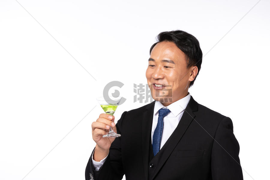 商务男士喝起泡酒图片素材免费下载
