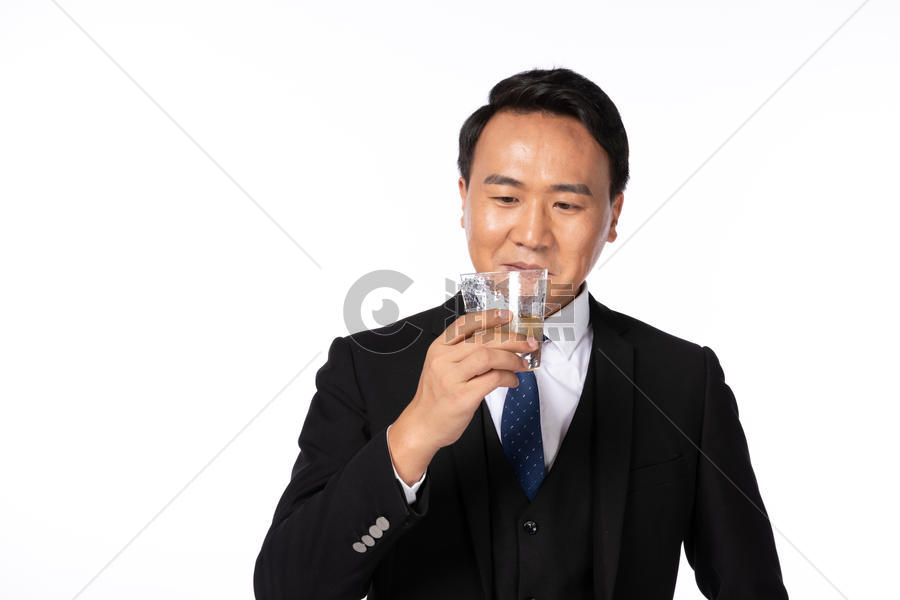 商务男士喝酒图片素材免费下载