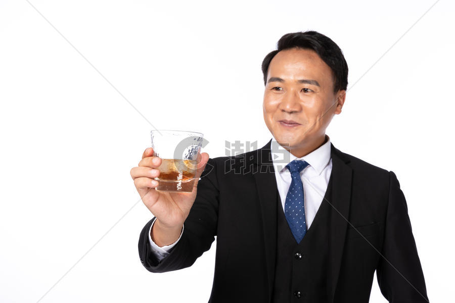 商务男士喝威士忌图片素材免费下载