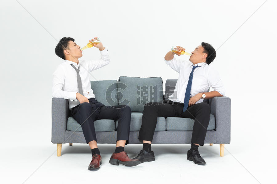 商务男沙发上喝啤酒图片素材免费下载