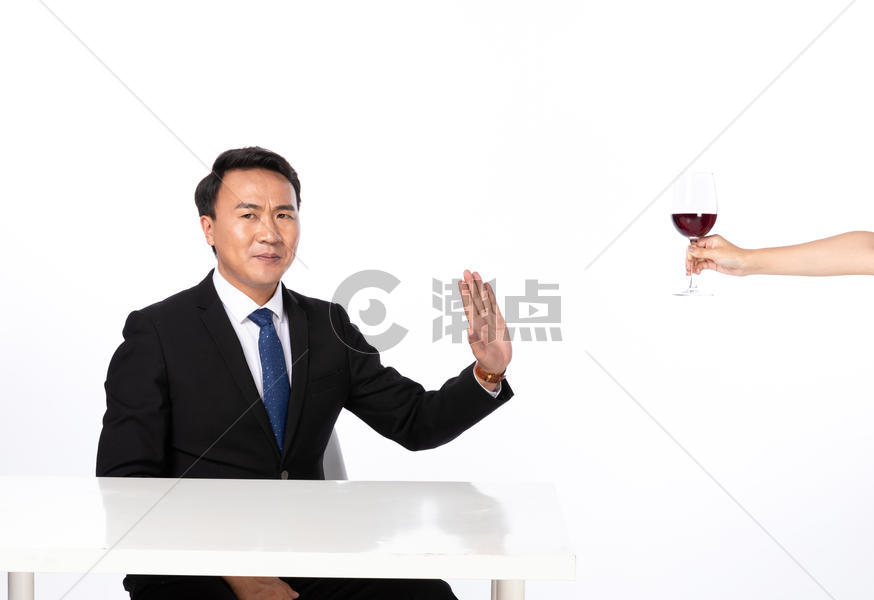 商务男士拒绝饮酒图片素材免费下载