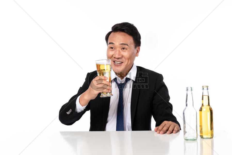 商务男喝啤酒形象图片素材免费下载