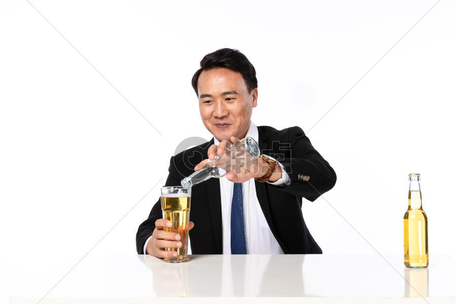 商务男喝啤酒形象图片素材免费下载