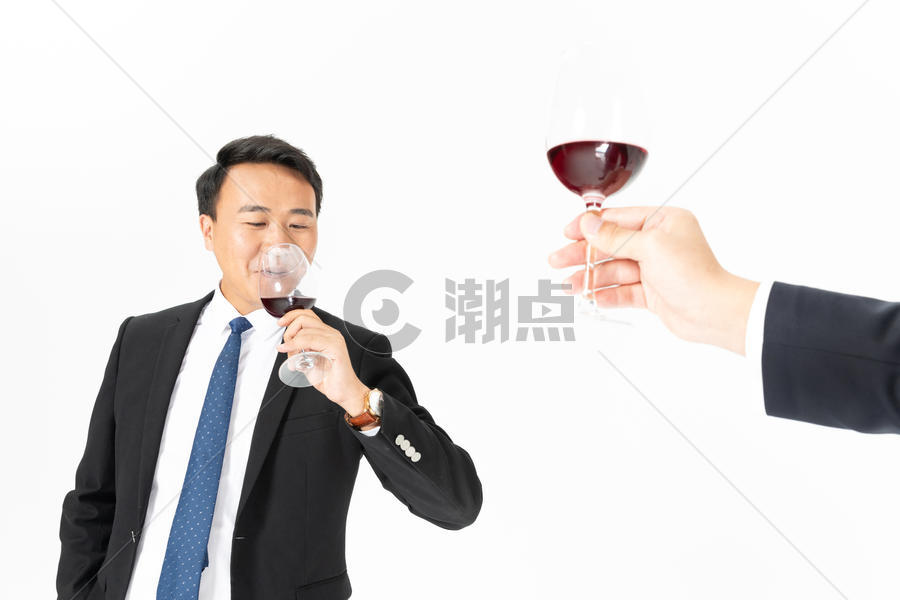 商务男士酒会饮酒图片素材免费下载
