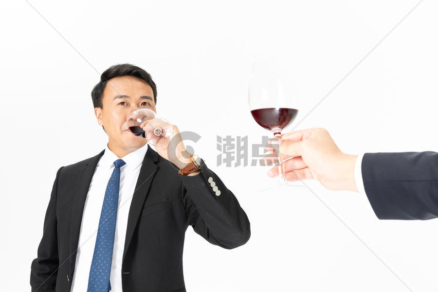 商务男士喝红酒图片素材免费下载