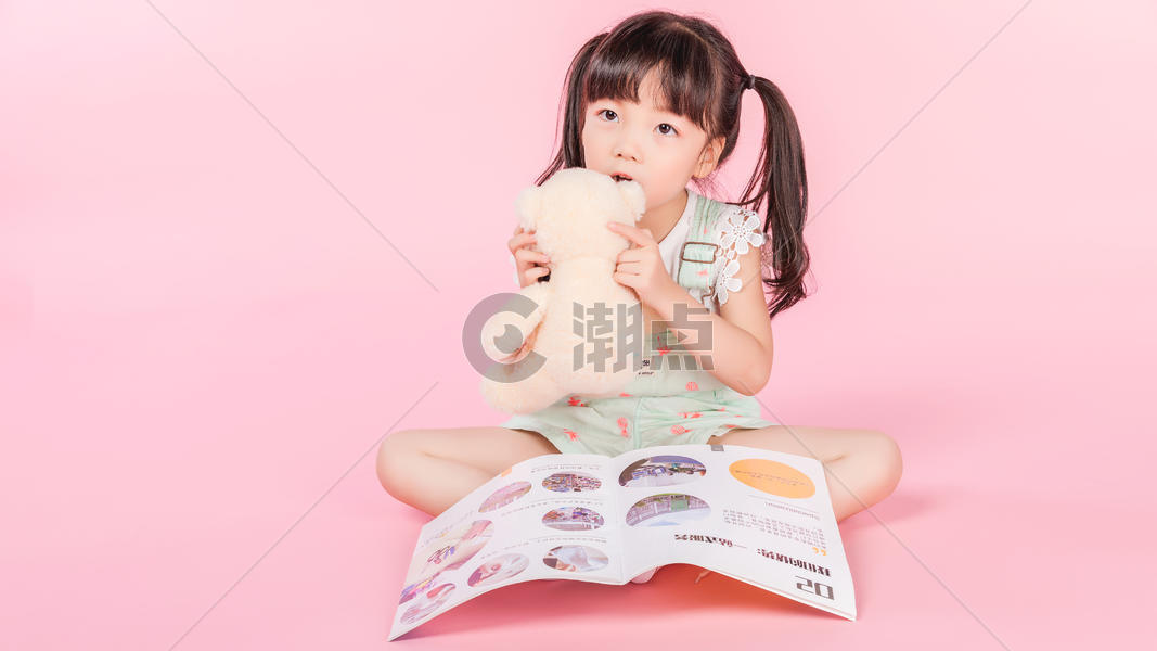 可爱女生抱着小熊读书图片素材免费下载