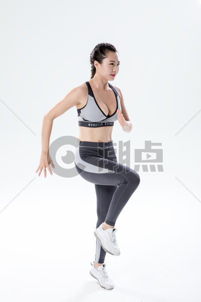运动健身跳跃女性图片素材免费下载