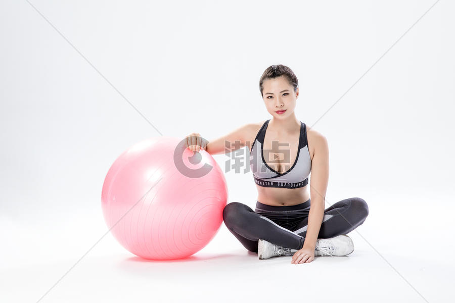 瑜伽球健身女性图片素材免费下载